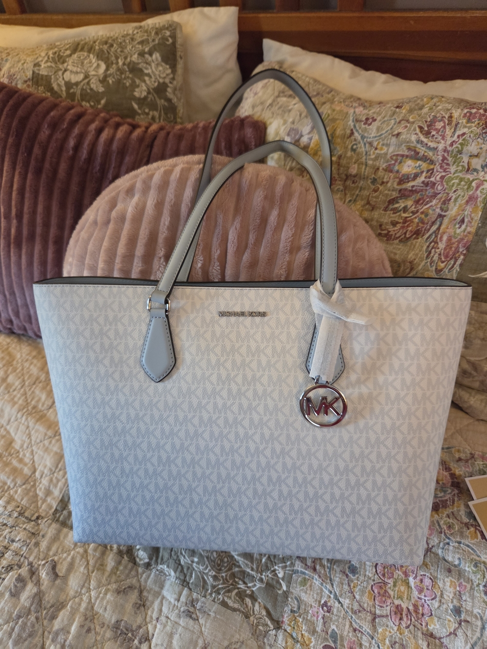 Michael Kors Large Sheila Tote In Light Blue/white Ombre